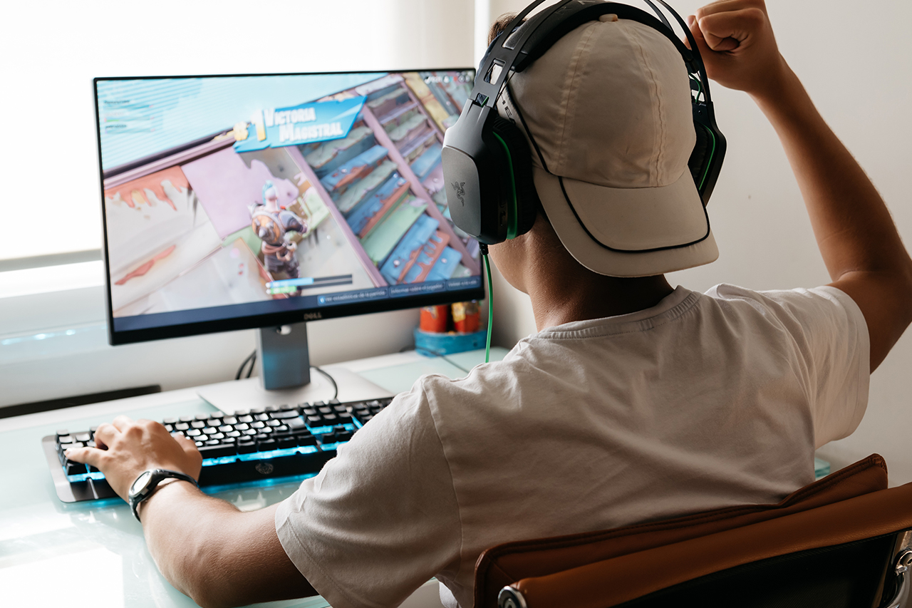 man playing video games carefully to prevent e-sports injury