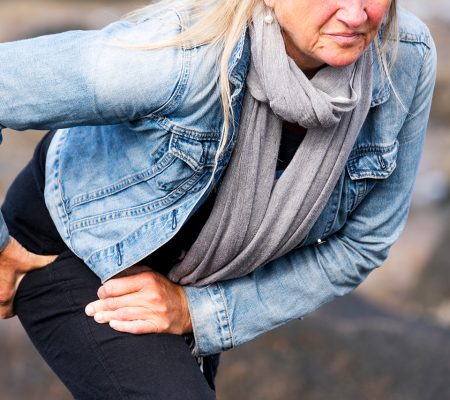 Do you have hip pain? Bursitis is a common hip injury that can cause discomfort. Here’s how to prevent and treat hip bursitis.